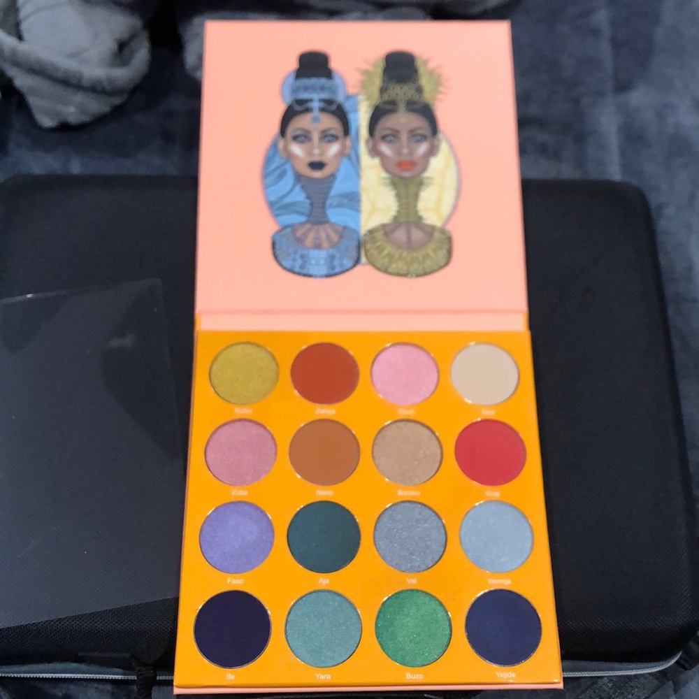 💕 LIKE NEW LARGE PANS “THE MAGIC” EYESHADOW PALETTE BY JUVIAS PLACE💕